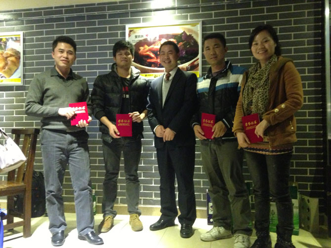  告別2013迎接2014,卓石公司團(tuán)隊年終聚餐,一起探討企業(yè)發(fā)展戰(zhàn)略與品嘗舌尖上的美味，非常感謝大家一直以來對卓石公司的支持，2014年我們會更加努力，會做得更好！